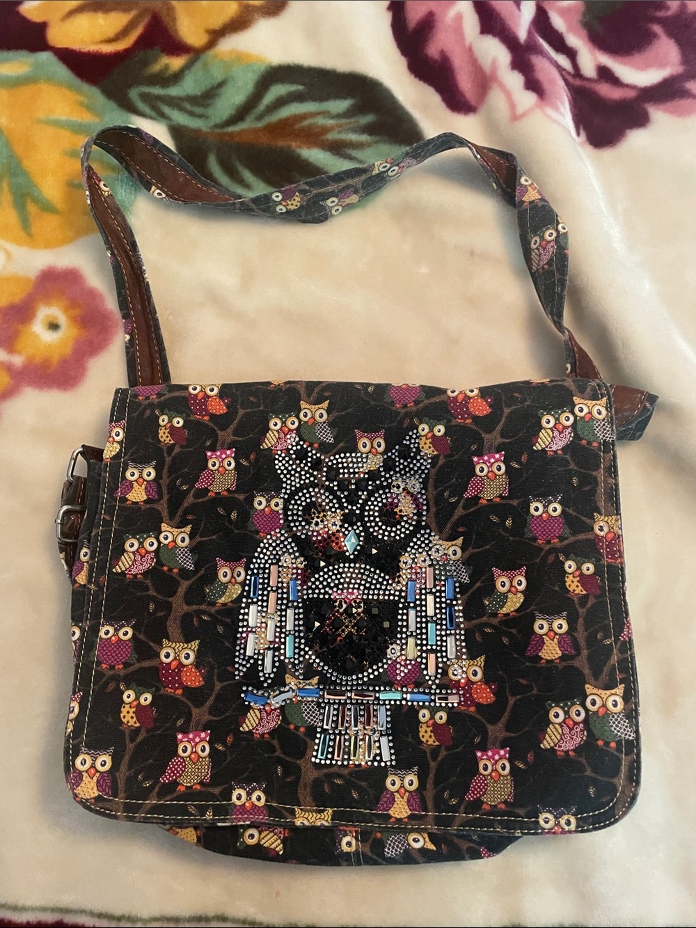 Decorative Owl Crossbody Bag in Black and Pink
